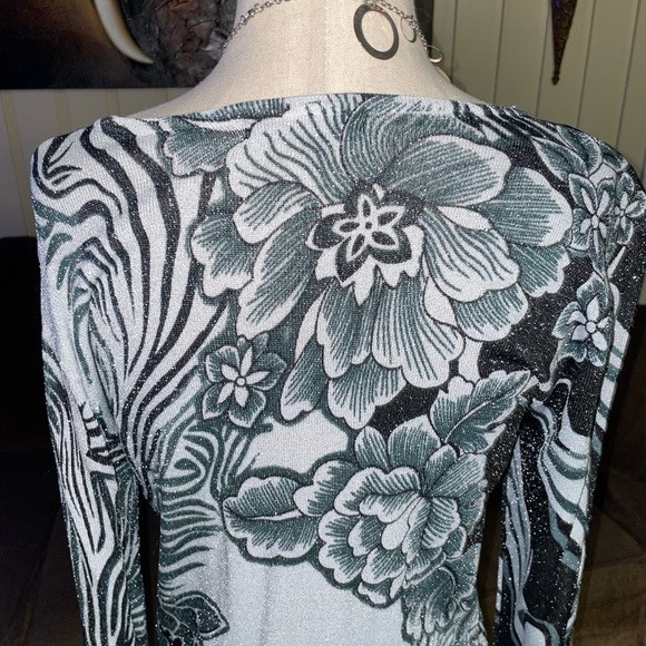 YisiFen • Vtg• Black/White • Silver Metallic Thread • Large • Shimmering Sweater - Picture 5 of 15